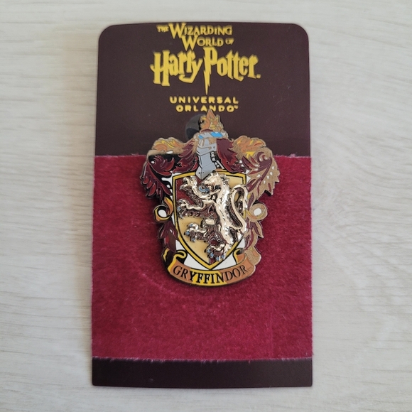 Warner Bros. Jewelry - Harry Potter Gryffindor Crest Pin - Universal Studios